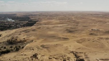 İHA 'nın Giza piramitlerinin havadan görüntüsünü çekmesi, onların ihtişamını ve tarihsel önemini gözler önüne seriyor. İkonik Giza piramitlerinin büyüleyici manzarasını yukarıdan keşfedin..