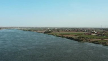 Mısır 'daki Nil Nehri' nin çarpıcı insansız hava aracı görüntüleri, yüzyıllardır bölge tarihini ve kültürünü şekillendiren bu ikonik nehrin güzelliğini ve enginliğini gözler önüne seriyor..