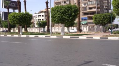 CAIRO, EGYPT - DEC 2021: Kahire 'de Salah Salem Caddesi' nde araba trafiği ve yayalar önemli. Bu canlı alan hem araçların hem de şehrin insanlarının hareketli hareketlerini gösteriyor..