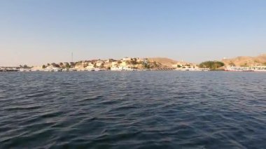 Aswan 'daki görkemli Nil Nehri' nde, gün ışığının altında bir felucca Nil gezisi yaşayın. Bu unutulmaz yolculuğun dingin güzelliğinin ve kültürel zenginliğinin tadını çıkar..