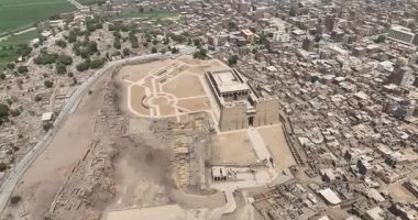 Aswan Mısır - 17 Eylül 2023: Aswan, Mısır 'daki Edfu Tapınağı' nın çarpıcı gündüz insansız hava aracı görüntüleri. Antik Mısır mimarisinin karmaşık detaylarını ve bu tarihi bölgenin nefes kesici hava görüntülerini keşfedin..