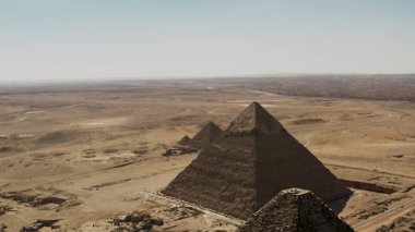 Giza piramitlerinin insansız hava aracı tarafından yakalanan hava görüntüsü Giza 'nın ikonik piramitlerini çarpıcı detaylarıyla gösteriyor. Bu antik yapıların nefes kesici güzelliğini yukarıdan deneyimleyin..