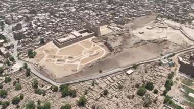 Aswan Mısır - 17 Eylül 2023: gündüz insansız hava aracı görüntüleri Aswan, Mısır 'da Edfu Tapınağı' nı gösteriyor. Antik Mısır mimarisini, karmaşık tapınak komplekslerini ve bu tarihi yerin çarpıcı hava görüntülerini araştırın..