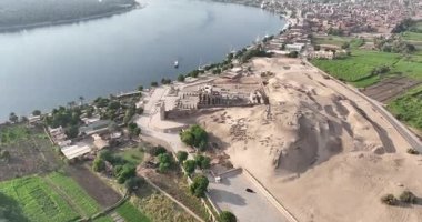 Mısır Aswan Eylül 2023: Gündüz insansız hava aracı görüntüleri Kom Ombo Tapınakları 'nın dikkate değer çifte tasarımı, Batlamyus mimarisi ve Mısır' ın Aswan kentindeki Nil Nehri 'nin çarpıcı manzaralarını gösteriyor..