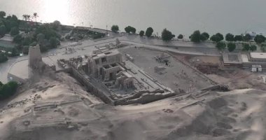 Mısır Aswan Eylül 2023: Gökyüzünden Kom Ombo Tapınağını Deneyin Ptolemaicera simetrisi ve hiyeroglif takvimleri ile Aswan 'ın çarpıcı çöl nehir manzarasını gündüz insansız hava aracı görüntüleriyle sergiliyor.