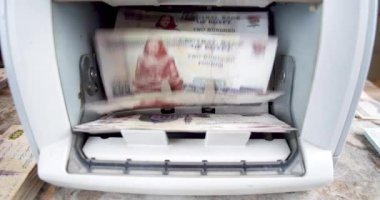 Mısır 'ın parasına detaylı bir bakış atarak Mısır sterlin koleksiyonunu takip et. 4K çözünürlüğüyle sunulan makro detaylarda düşük açılı bir kaydırma görüntüsü deneyin.