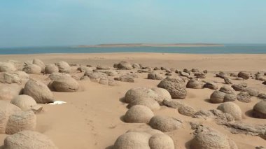 Fayoum Mısır 'daki büyüleyici Taş Karpuz Vadisi' ni keşfedin. Wadi Batikh ve Moeris Gölü orada buluşur. Bu büyüleyici çöl manzarasının eşsiz jeolojik harikalarını keşfedin..