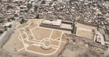 Aswan Mısır - 17 Eylül 2023: gündüz insansız hava aracı görüntüleri Aswan, Mısır 'da Edfu Tapınağı' nı gösteriyor. Antik Mısır mimarisini, karmaşık tapınak komplekslerini ve bu tarihi yerin çarpıcı hava görüntülerini keşfedin..