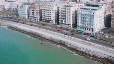 İskenderiye 'deki çarpıcı Akdeniz Korniş' ini gösteren İHA görüntüleri kıyı şeridini, canlı manzaraları ve bu tarihi şehrin canlı atmosferini gösteriyor..