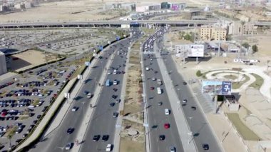 Giza, Mısır - 10 Nisan 2021: Hava görüntüleri El Mehwar 'ın yol boyunca hareket ederken dinamik bir görüntüsünü sergiliyor. Bu manzaralı perspektif, El Mehwar ve çevresindeki hareketlilik hakkında içgörü sağlıyor..