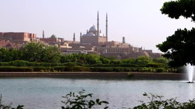 Kahire, Mısır - 15 Eylül 2021: Selahaddin Kalesi ve muhteşem Muhammed Ali Camii 'nin sergilendiği Alhar Parkı' nın panoramik manzarasının tadını çıkarın..
