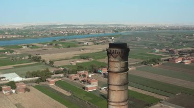 Şehirde eski bir tuğla fabrikasını gösteren büyük tarihi bir baca ya da boru manzarası. Bu perspektif, kentsel kalkınmanın endüstriyel mimarisini ve mirasını vurgular.