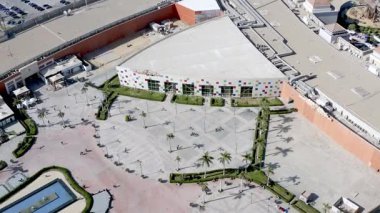 Giza, Mısır - 10 Nisan 2021: Arabistan Alışveriş Merkezi 'nin otoparkını gösteren hava görüntüleri, bu hareketli alışveriş merkezinin geniş yerleşim ve canlı atmosferini vurguluyor..