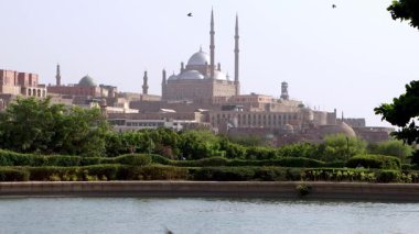 Kahire, Mısır - 15 Eylül 2021: Selahaddin Kalesi ve Muhammed Ali Camii, Kahire 'nin zengin tarihi ve mimarisini gözler önüne sererek AlAzhar Parkı' ndan çarpıcı manzaralar sunmaktadır. Şehri gezen ziyaretçiler için bir zarf..