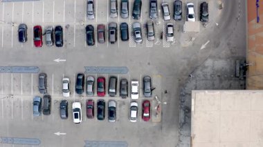 Giza, Mısır - 10 Nisan 2021: Mısır Alışveriş Merkezi 'nin otoparkının hava görüntüleri, geniş alanların araba ve müşterilerle dolu olduğunu gösteriyor. Bu popüler Mısır alışveriş merkezinin hareketli atmosferini keşfedin..
