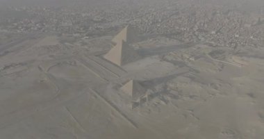 Mavic 3 Cine tarafından Apple ProRes 422 HQ 4k DCI 'de yakalanan Mısır piramitlerinin hava görüntüsü, bu antik yapıların ihtişamını vurgulayan sıkıştırılmamış MOV kalitesine sahip.