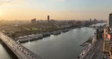 Kahire Mısır - 9 Mart 2024: Cairos Nile Nehri, 6 Ekim Köprüsü, Four Seasons Plaza ve Mısır Radyo Televizyon Birliği 'nin şehir simgelerini kapsamlı bir şekilde izleme deneyimi için sergilendiği panorama.