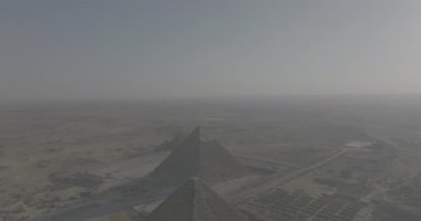 Mavic 3 Cine tarafından Apple ProRes 422 HQ 4k DCI biçiminde yakalanan Mısır piramitlerinin hava görüntüleri, yüksek kaliteli izleme deneyimi için sıkıştırılmamış bir MOV dosyasında çarpıcı bir detay göstermektedir..