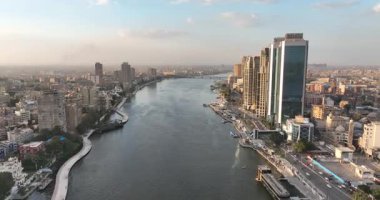 Kahire Mısır - 9 Mart 2024: Mısır Ulusal Bankası NBE, Nil Nehri ve ünlü corniche vurgulanan Kahire şehir merkezinin gündüz insansız hava aracı görüntülerine sahiptir..