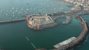 İskenderiye 'de Qaitbay Kalesi ve Bey Kalesi' ni gösteren çarpıcı insansız hava aracı görüntüleri. Bu simgelerin güzelliğini ve tarihsel önemini eşsiz bir hava perspektifinden deneyimleyin..