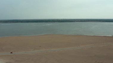 Mısır 'ın Fayoum kentindeki Qaroun Gölü' nün nefes kesici hava manzarasını keşfedin. Ayrıca Moeris Gölü olarak da bilinir. Bu çarpıcı mekan eşsiz fotoğrafçılık fırsatları ve doğal güzellik sunuyor..