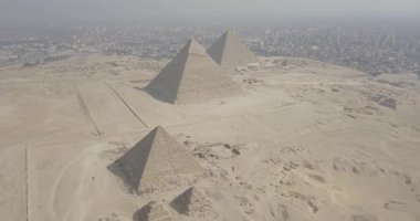 Menkaure Piramidi 'ni gösteren hava görüntüsünü takip eden Khafre ve Khufu piramitleri Giza Piramitleri' nin manzarasını vurguluyor. İnsansız hava araçlarının çektiği tarihi Mısır piramitleri.