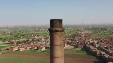 Eski bir tuğla fabrikasının sergilendiği büyük bir baca ya da borunun havadan görünüşü. Bu perspektif, kentsel manzaranın tarihsel endüstriyel mimarisini vurgular.