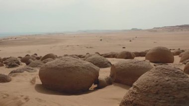 Mısır 'ın Fayoum şehrindeki çarpıcı karpuz vadisini keşfedin. Fayoum Çölü 'nde Wadi Batikh' i keşfedin ve bölgenin eşsiz doğal harikası Moeris Gölü 'nün güzelliğini keşfedin..