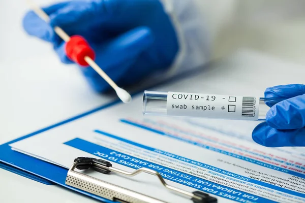 Ιατρικός Εργαζόμενος Που Κατέχει Coronavirus Covid Κιτ Δοκιμής Δειγμάτων Δειγμάτων — Φωτογραφία Αρχείου