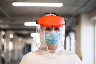 Coronavirus COVID-19 virüs salgını küresel salgın, UK NHS ön hat tıbbi anahtar çalışanı, EMS Kişisel Koruma Ekipmanı, otopark koridoru, acil yoğun bakım ünitesi ilk müdahale ekibi