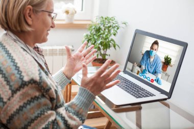 Kafkasyalı yaşlı bir kadın video aracılığıyla genç bir doktorla iletişim kuruyor. Sanal bir evde hastaya bakan bir sağlık görevlisi. Salgın sırasında teletıp tedavisi görüyor. 
