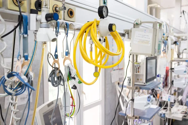英国の医療機器Nhs病院緊急治療室 黄色のパイプホース 医療機器背景にラック 手術部門 コロナウイルスCovid 19パンデミック危機高死亡率 — ストック写真