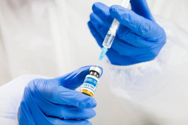 Coronavirus COVID-19 aşı geliştirme, hasta tedavi ve tedavi araştırmaları, SARS-CoV-2 patojeni ile mücadelede çığır açan bulgular, ellerinde ampul ve şırınga tutan eldivenler