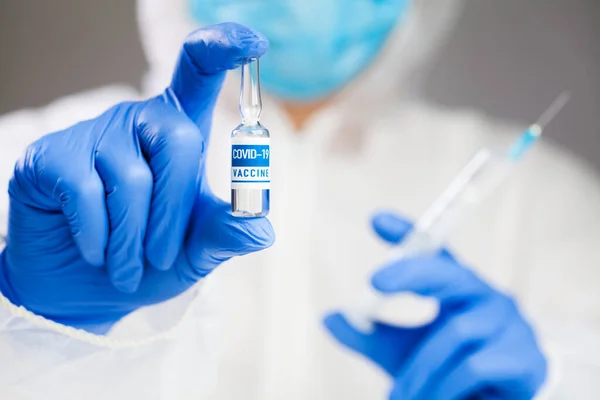 Técnico Científico Laboratorio Médico Portador Una Jeringa Ampolla Vacuna Contra — Foto de Stock