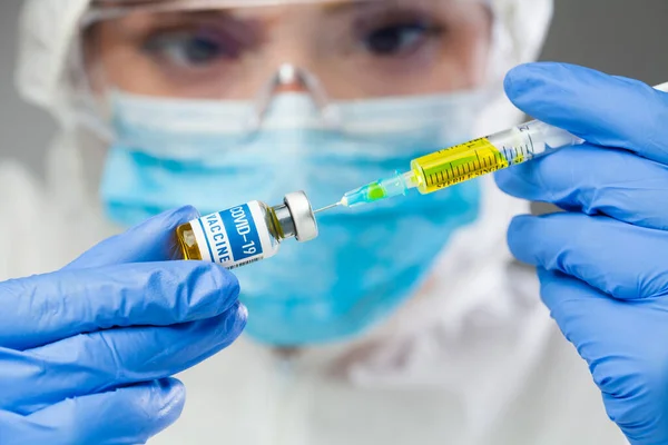 Científica Médica Que Sostiene Covid Vacuna Jeringa Jab Con Líquido — Foto de Stock
