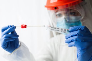 Koronavirüs COVID-19 PCR testi yapan kişisel koruyucu ekipman giyen doktor, hasta nazal NP ve oral OP örnek toplama süreci, viral rt-PCR DNA tanılama prosedürü
