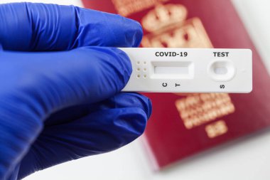 COVID-19 virüs hızlı örnek testi, Coronavirüs dünya çapında kriz, küresel salgın, havaalanı gümrüğünde mavi eldivenler teslim, güvenlik kontrolü, hızlı antijen antikor testi örnekleme 