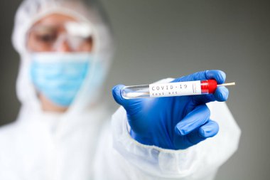 COVID-19 virüs numune seti, tıp laboratuarı bilim adamı boğaz veya burun çubuğu viral örnek toplama ekipmanı ile bir test tüpü tutuyor, Coronavirus sağlık kontrolü konsepti