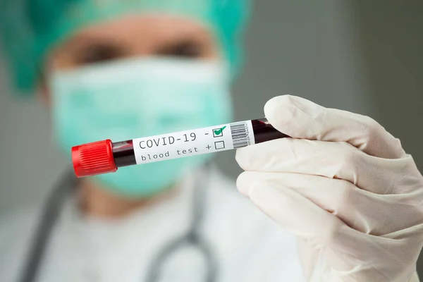 Médico Sosteniendo Probeta Con Muestra Sangre Del Paciente Con Coronavirus — Foto de Stock