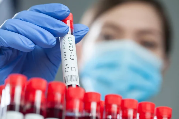 Γιατρός Τραβώντας Ένα Δοκιμαστικό Σωλήνα Δείγμα Αίματος Του Ασθενούς Coronavirus — Φωτογραφία Αρχείου