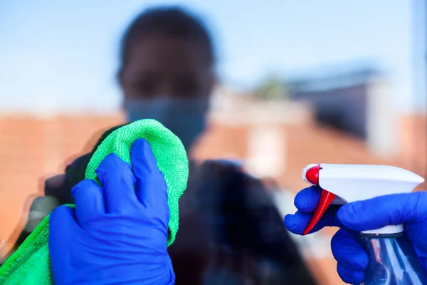 Mulher Caucasiana Janelas Limpeza Isolamento Doméstico Com Spray Higienizante Antibacteriano — Fotografia de Stock