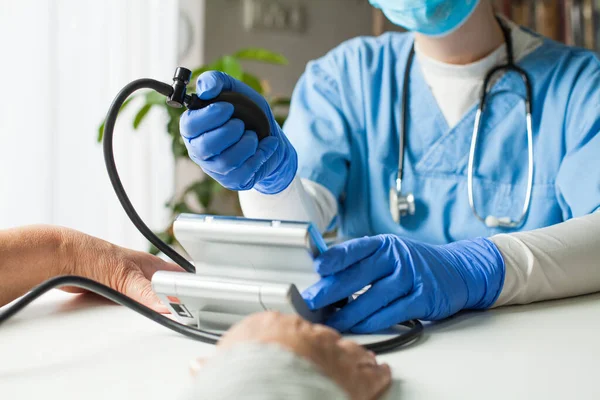 医師は 手動のインフレ血圧モニタ Sphygmomanometer を使用して患者の血圧をチェック 全身および拡張性圧力を決定するためのルーチンチェック 高血圧診断治療 — ストック写真