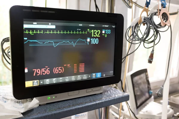 病院の緊急治療室の心電図 EcgまたはEkg ユニット 心拍数と脈拍を示す黒いモニター画面 Covid 19コロナウイルスUsaパンデミック医療危機 死亡率と死亡率 — ストック写真