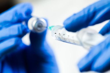 Şırınga iğnesi cam ampul şişesinden aşı, COVID-19, UK Coronavirus antiviral aşı iğnesi, küresel sağlık krizine yol açan yeni bir Corona virüsü türü