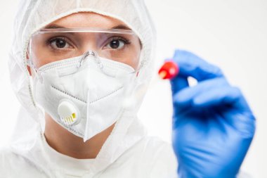 Beyaz kadın NHS ön cephesi sıhhiye çubuğu, genizden örnek alma, hasta rt-PCR test randevusu, yeni Coronavirus türü İngiliz türü, küresel COVID-19 krizi