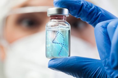 İngiliz laboratuar bilim adamı biyoteknoloji uzmanı elinde DNA ipliği olan cam ampul şişesi, iki polinükleotit zincir molekülü Coronavirus genetik talimatı taşıyan çift sarmal, yeni nesil RNA mutasyonu.