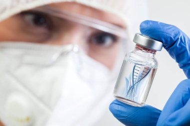 Kadın NHS mikrobiyolog ya da laboratuvar biyoteknisyeni elinde cam şişe şişesi olan, sıvıda yüzen DNA sarmalı, Coronavirus yeni tür mutasyonu, İngiltere 'de bulunan ikinci varyant, COVID-19 salgın krizi.