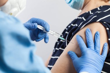 Yaşlı gönüllü hastaya COVID-19 aşısı yapan hemşire, Coronavirus bağışıklık sistemi, olası tedavi klinik denemeleri, tıbbi sağlık prosedürleri, illüstrasyon, hastalık tedavisi ve terapi