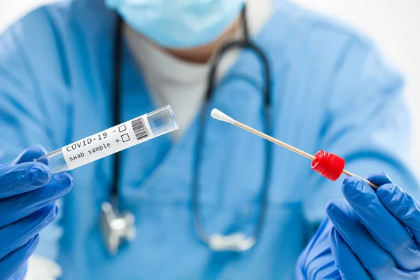 Médico Reino Unido Médico Trabalhador Segurando Kit Coleta Amostra Swab — Fotografia de Stock