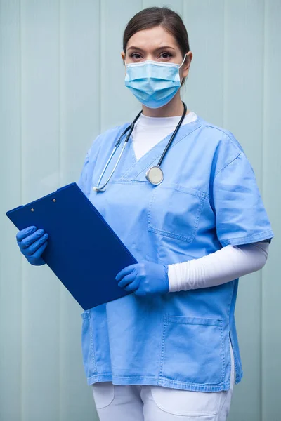 Ems Sanitariuszka Nosząca Osobisty Sprzęt Ochronny Śoi Przytrzymujące Schowek Stojąca — Zdjęcie stockowe